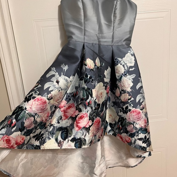 Boutique 1861 - Asymmetrical blue strapless dress with beautiful floral print - Picture 5 of 5